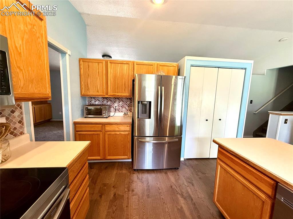 Image 7 of 28: Kitchen