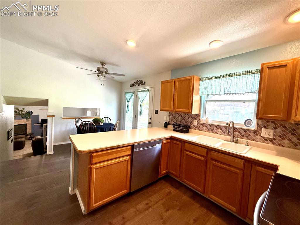 Image 8 of 28: Kitchen