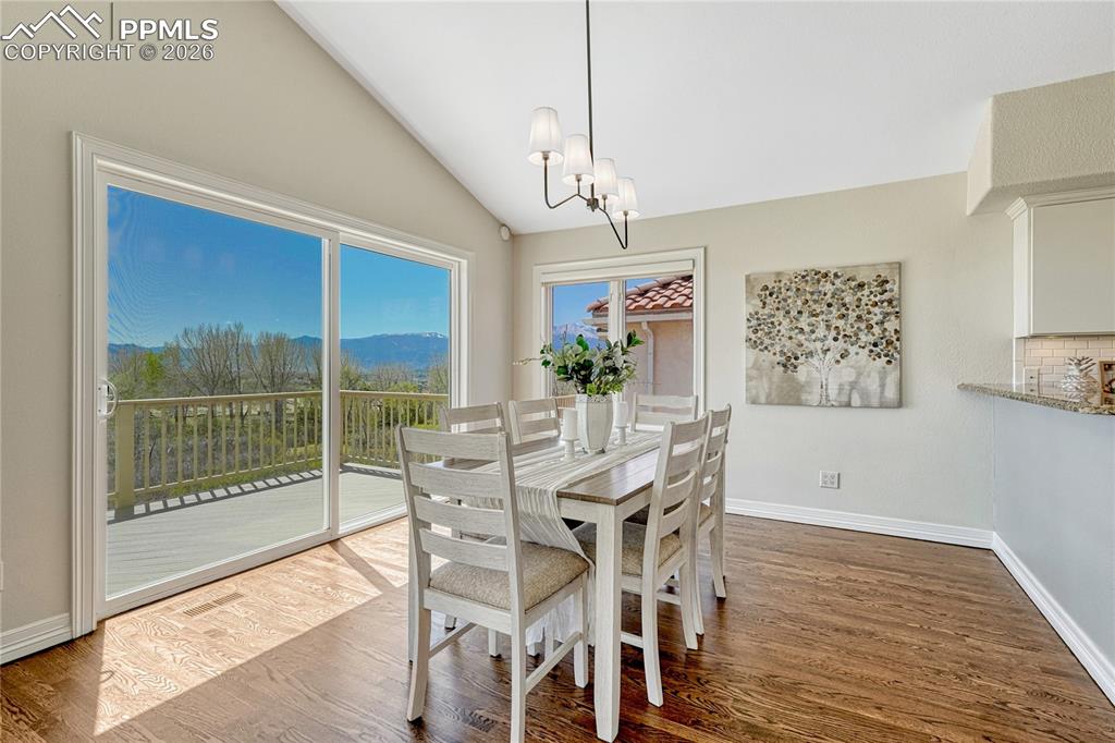 Image 11 of 50: Dining Area