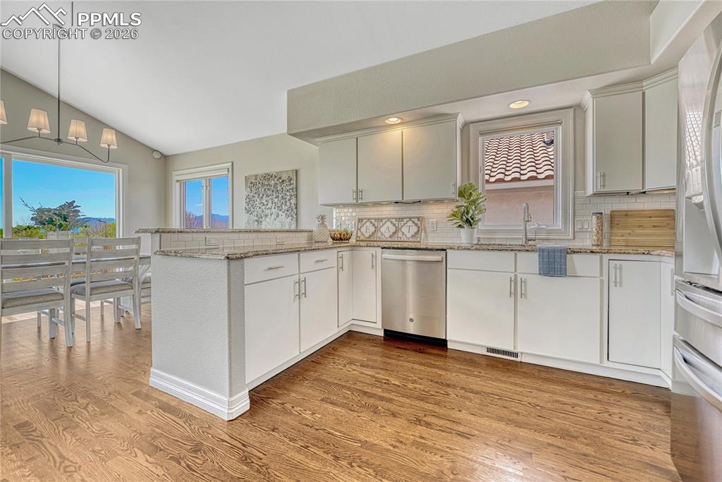 Image 12 of 50: Kitchen