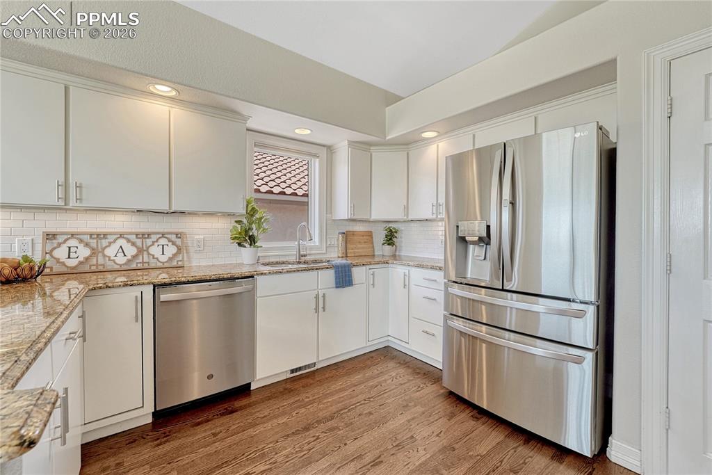 Image 13 of 50: Kitchen