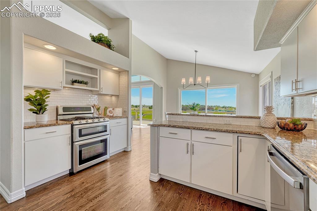 Image 14 of 50: Kitchen