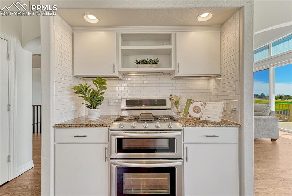 Image 16 of 50: Kitchen