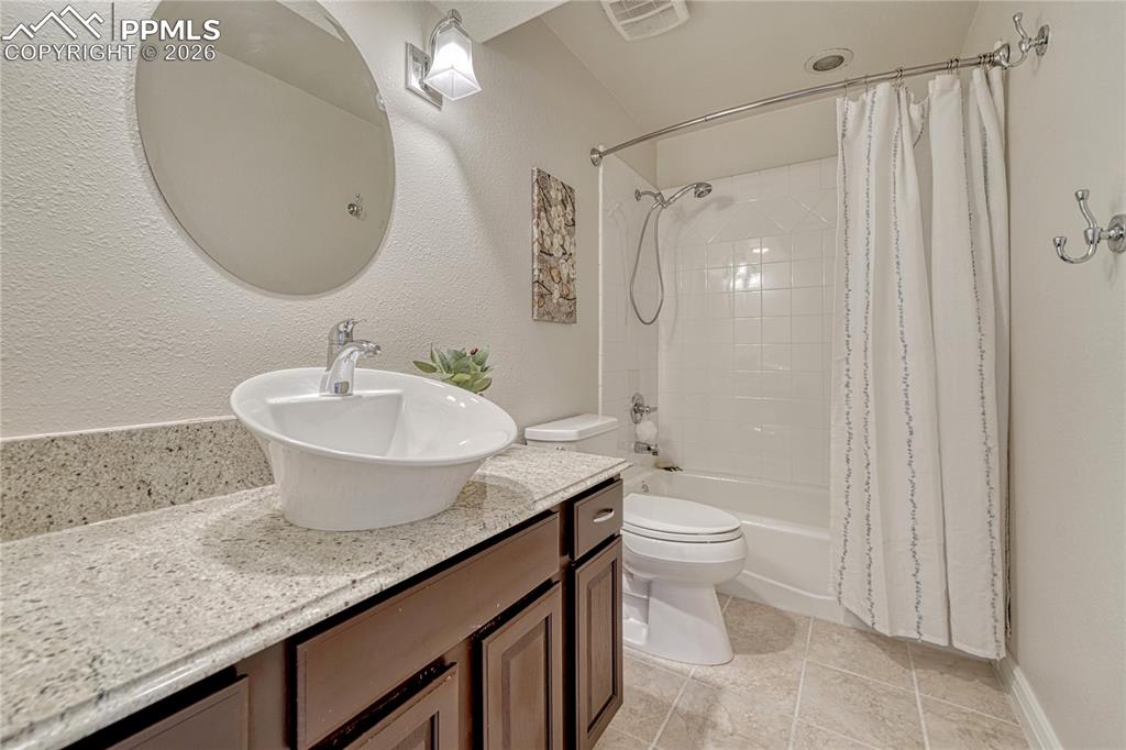 Image 17 of 50: Bathroom