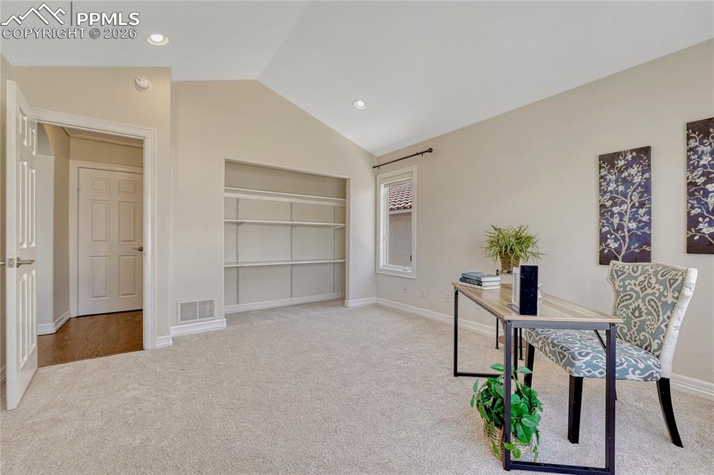 Image 19 of 50: Office