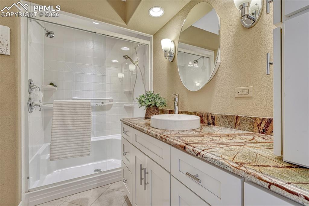 Image 25 of 50: Bathroom