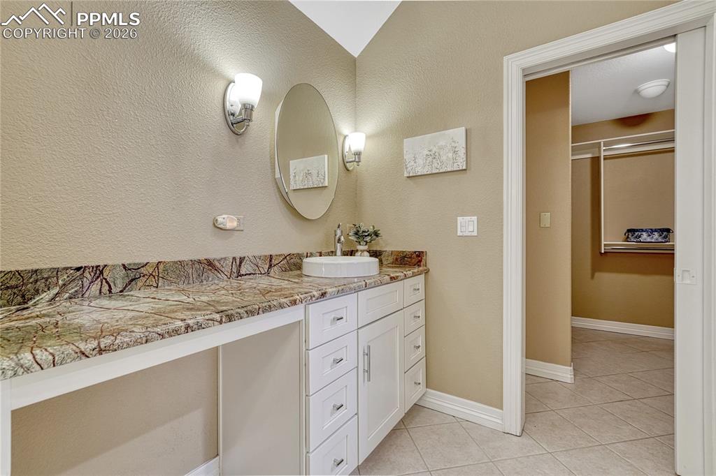 Image 26 of 50: Bathroom