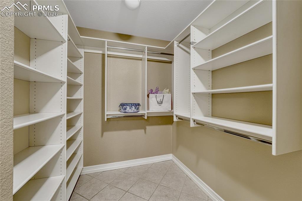 Image 27 of 50: Closet