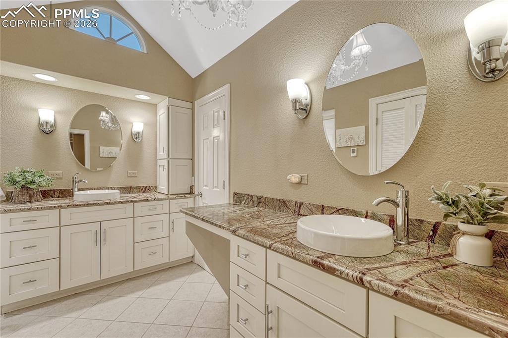 Image 28 of 50: Bathroom