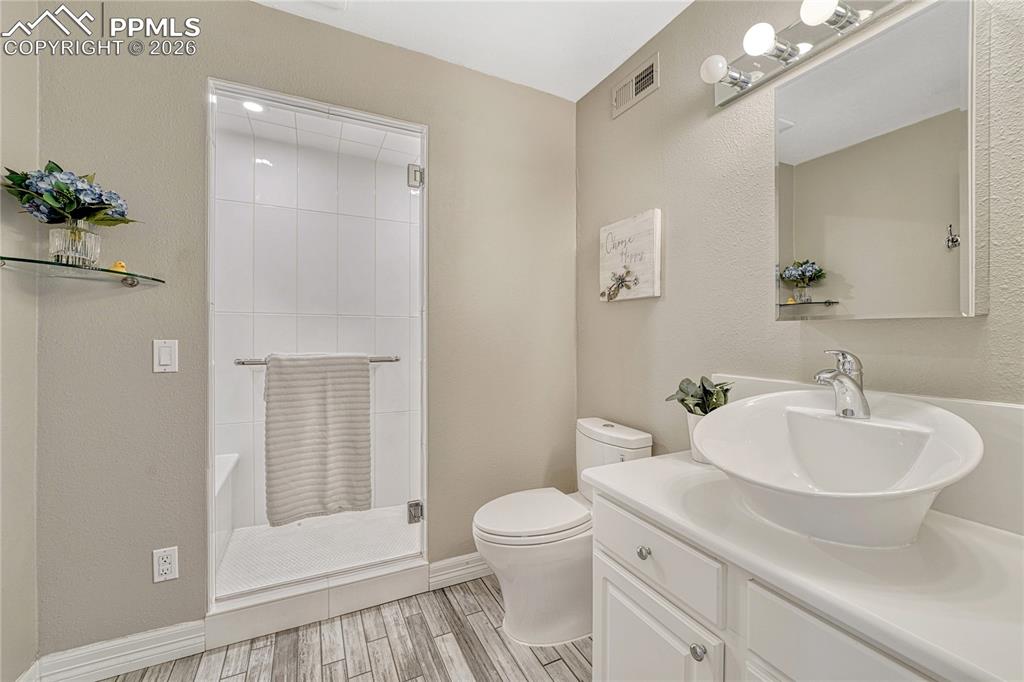 Image 34 of 50: Bathroom