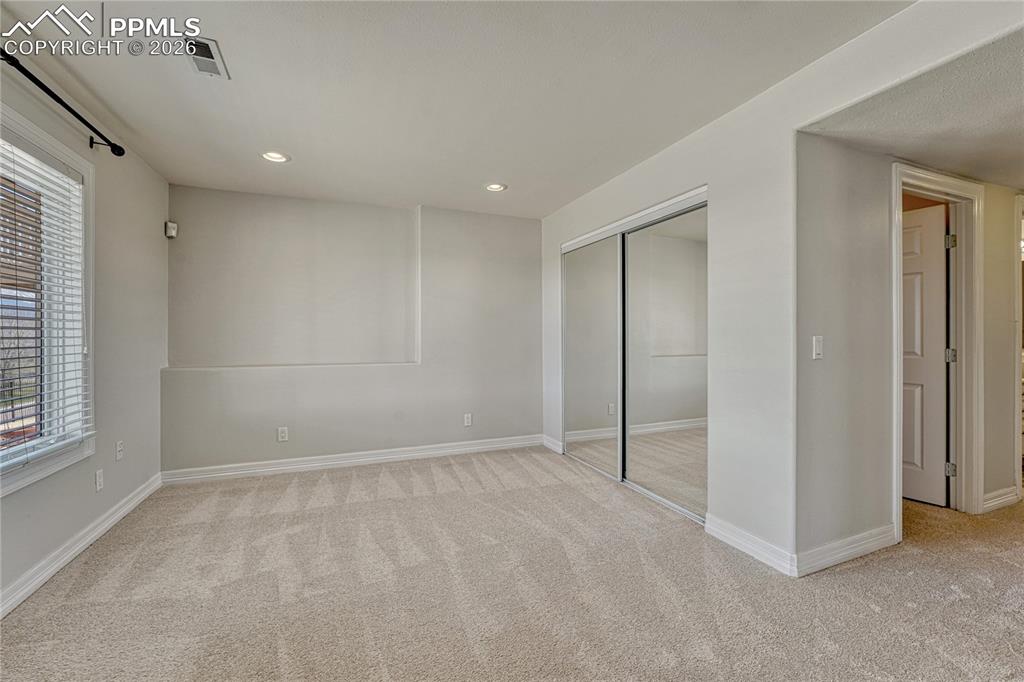 Image 35 of 50: Bedroom