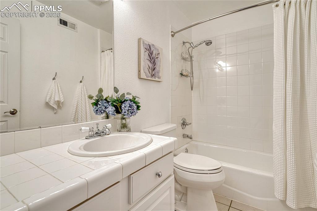 Image 39 of 50: Bathroom