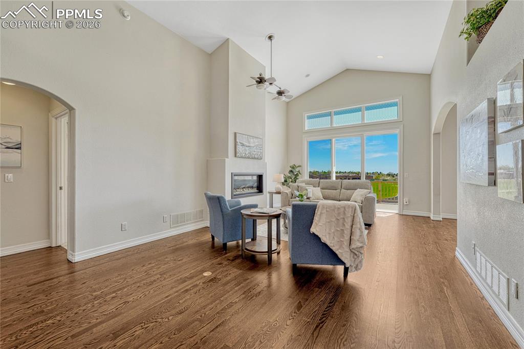 Image 6 of 50: Living Room