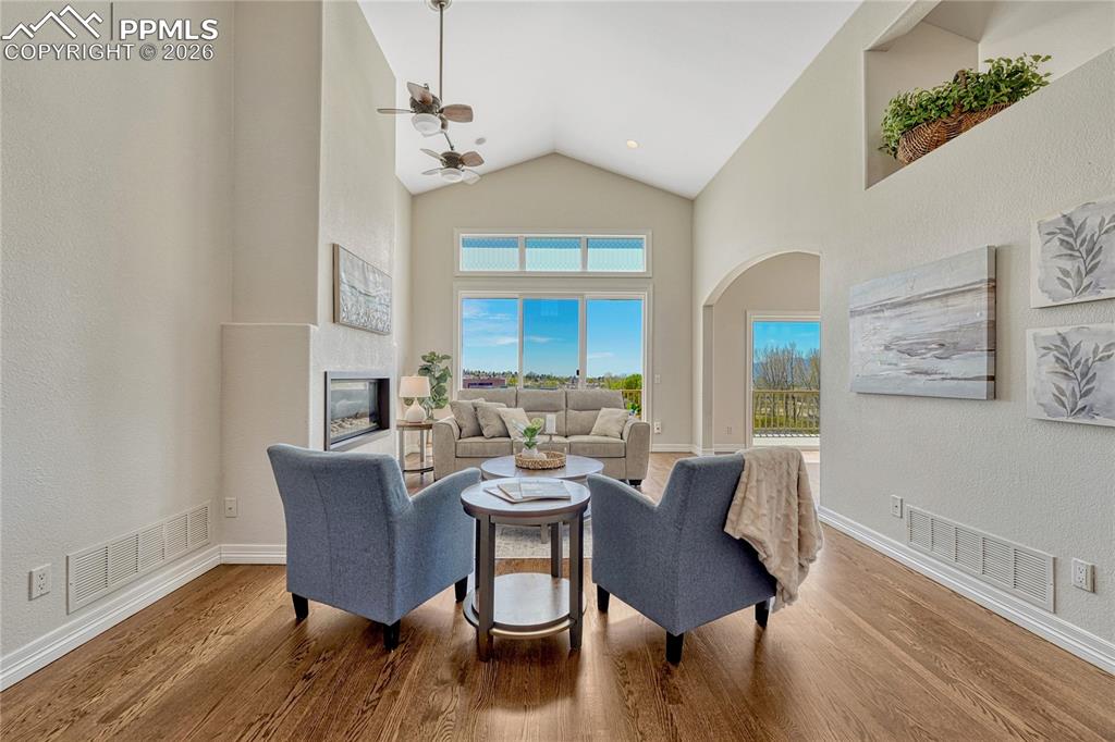 Image 7 of 50: Living Room