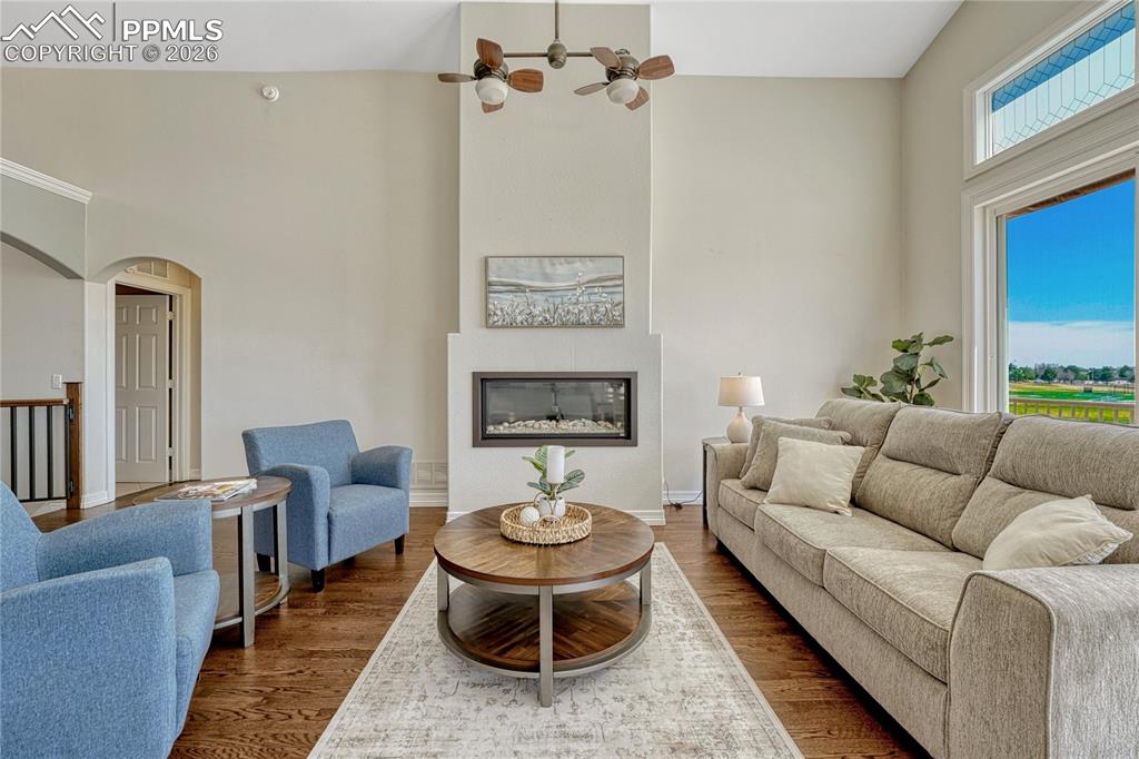 Image 8 of 50: Living Room