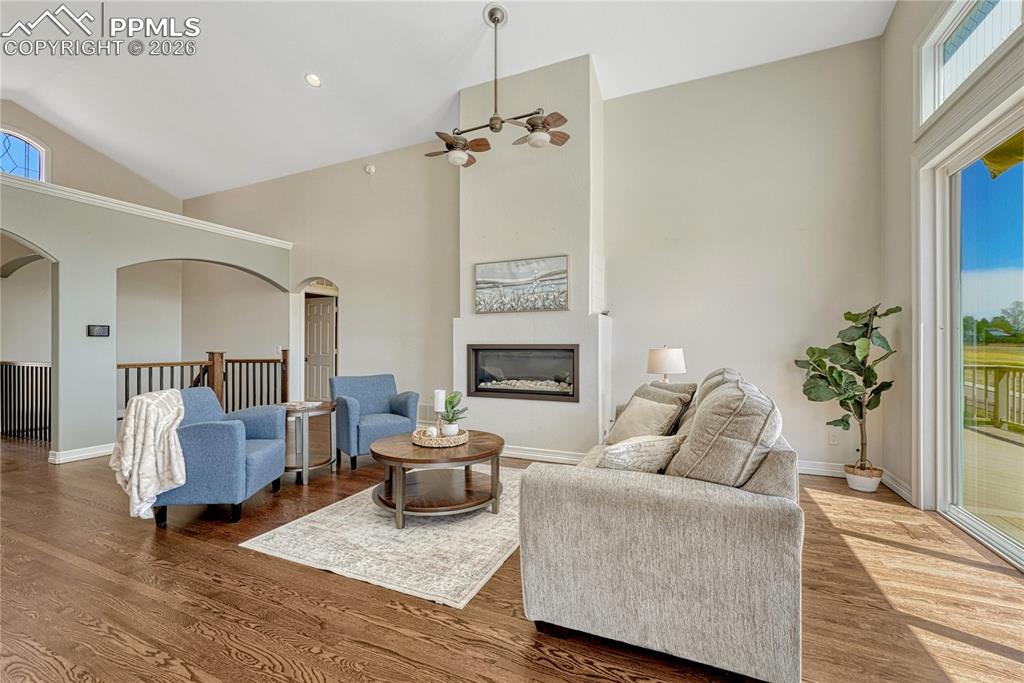 Image 9 of 50: Living Room