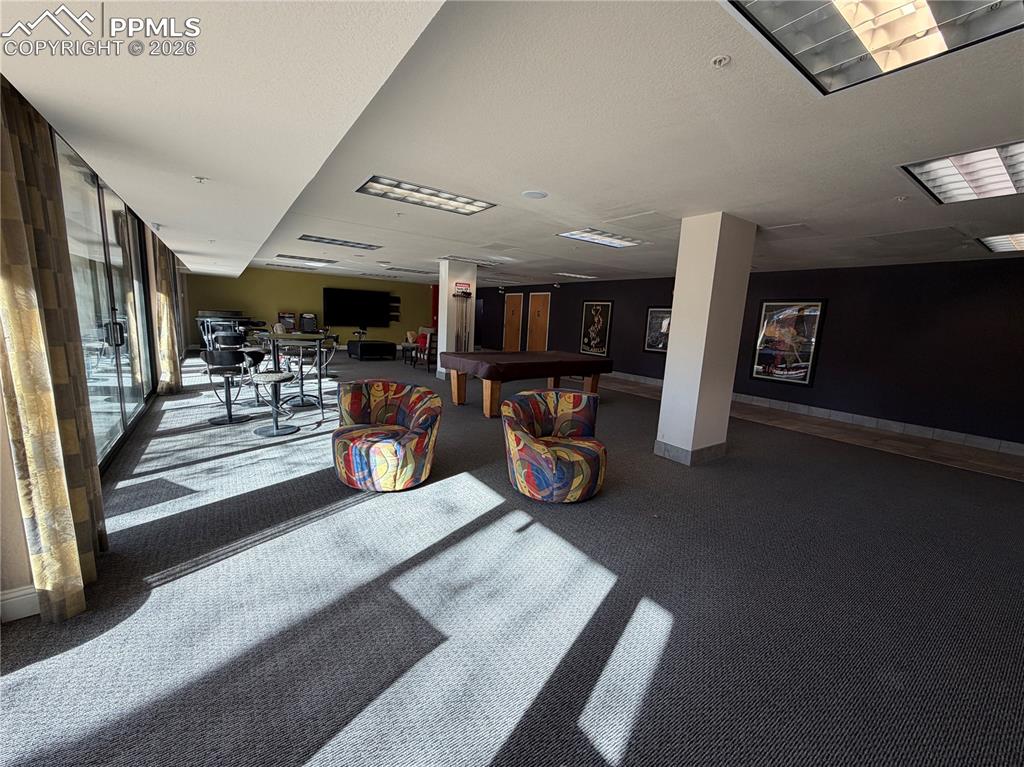 Image 22 of 25: Lobby