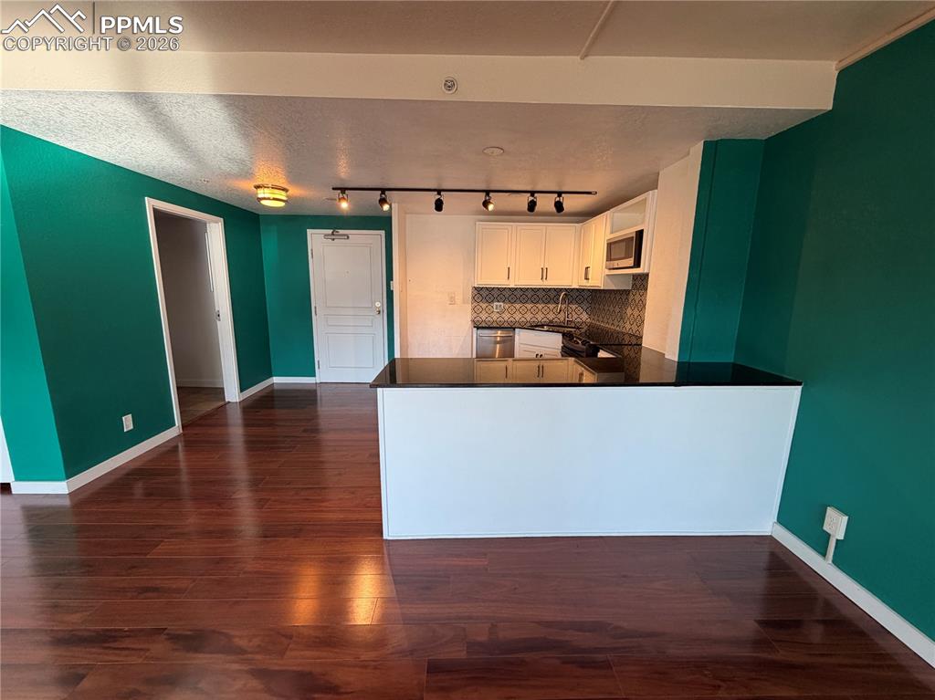 Image 3 of 25: Kitchen