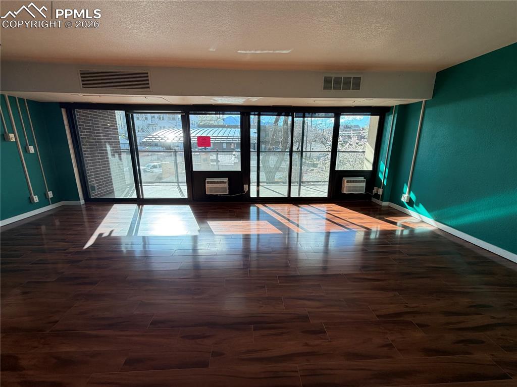 Image 7 of 25: Kitchen