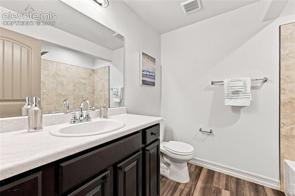 Image 21 of 30: Bathroom
