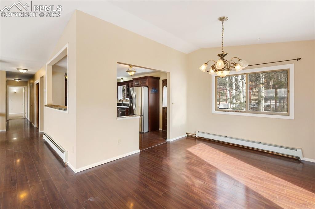 Image 16 of 32: Dining Area