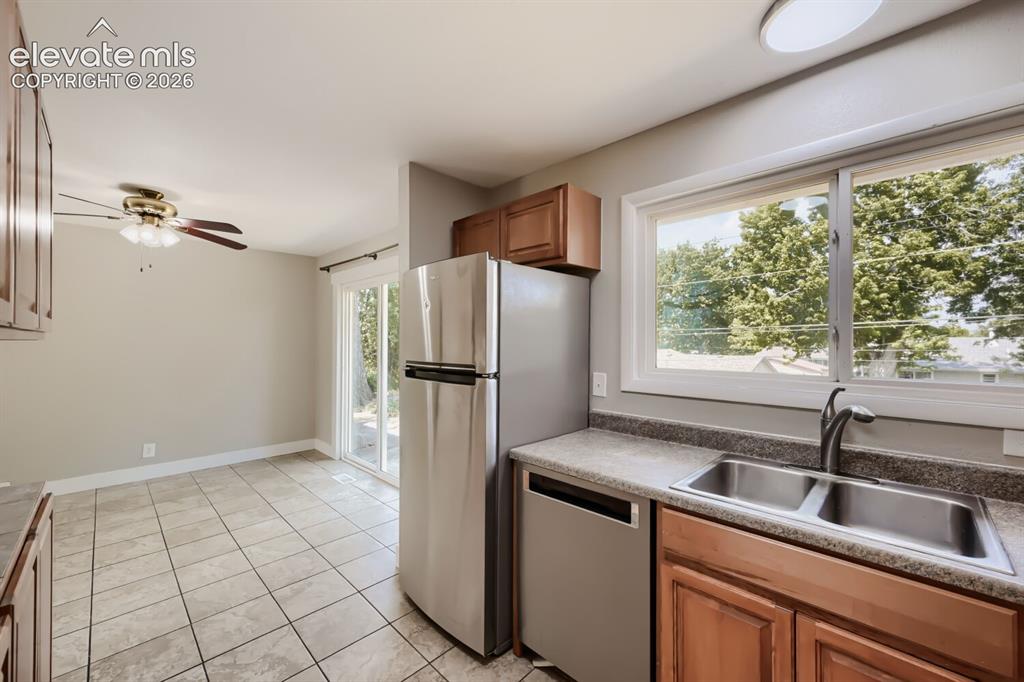 Image 10 of 28: Kitchen