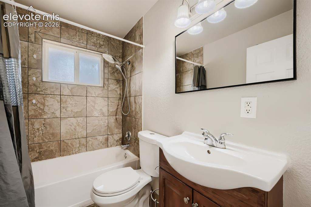 Image 15 of 28: Bathroom
