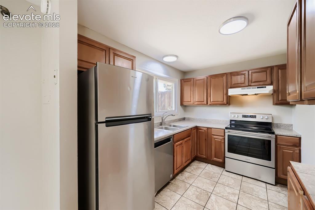 Image 8 of 28: Kitchen