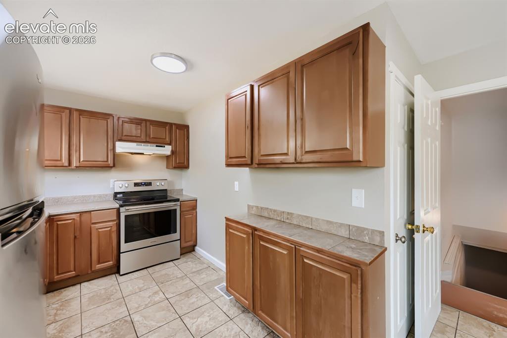 Image 9 of 28: Kitchen