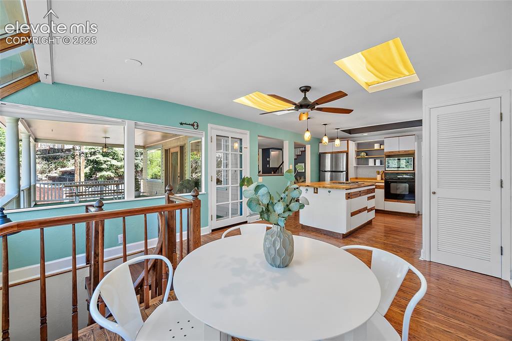 Image 14 of 48: Breakfast Nook