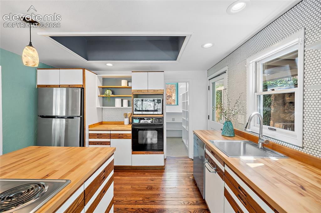 Image 16 of 48: Kitchen
