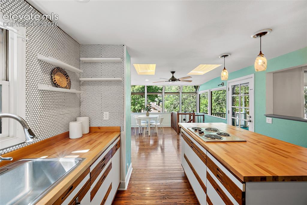 Image 18 of 48: Kitchen