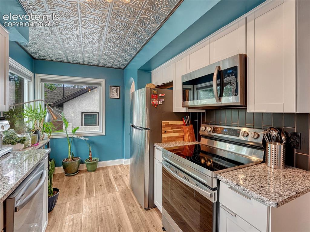 Image 10 of 25: Kitchen