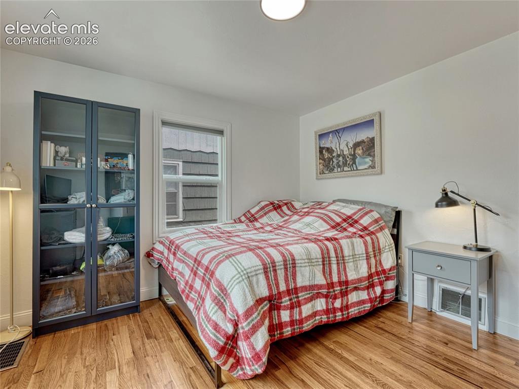 Image 14 of 25: Bedroom