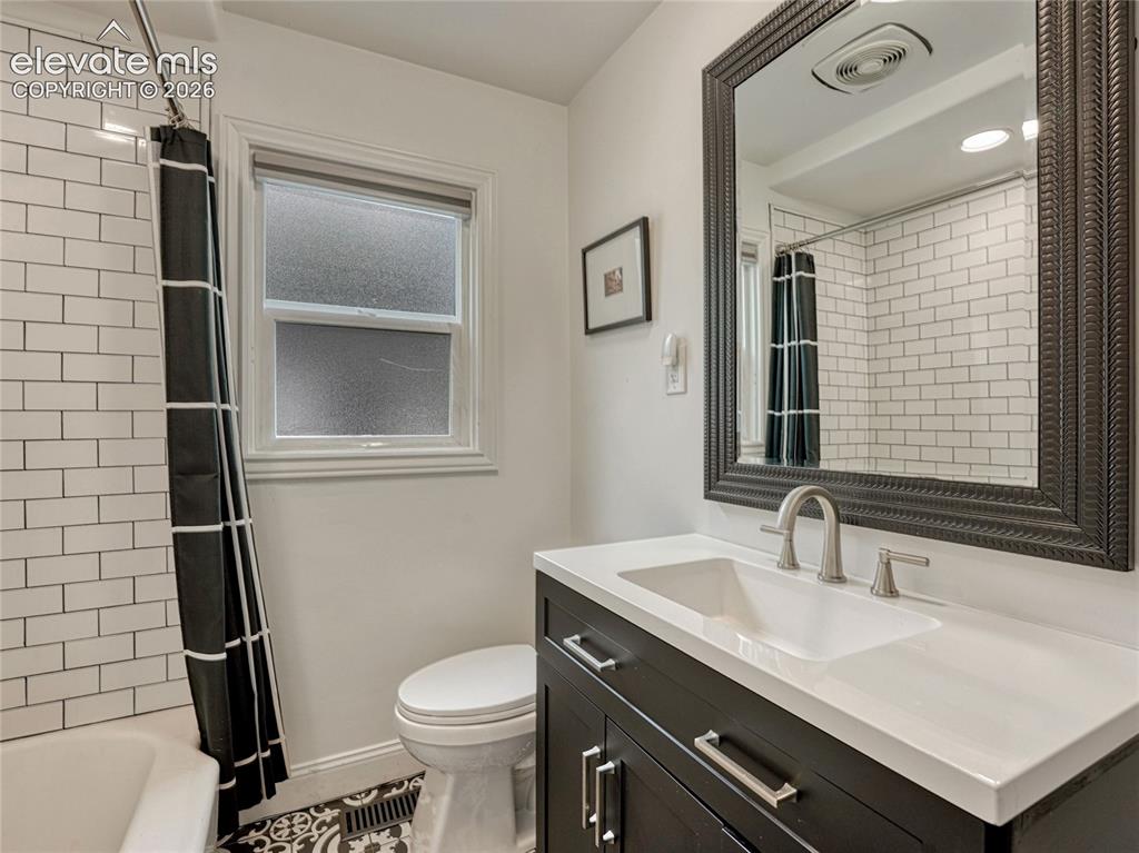 Image 15 of 25: Bathroom