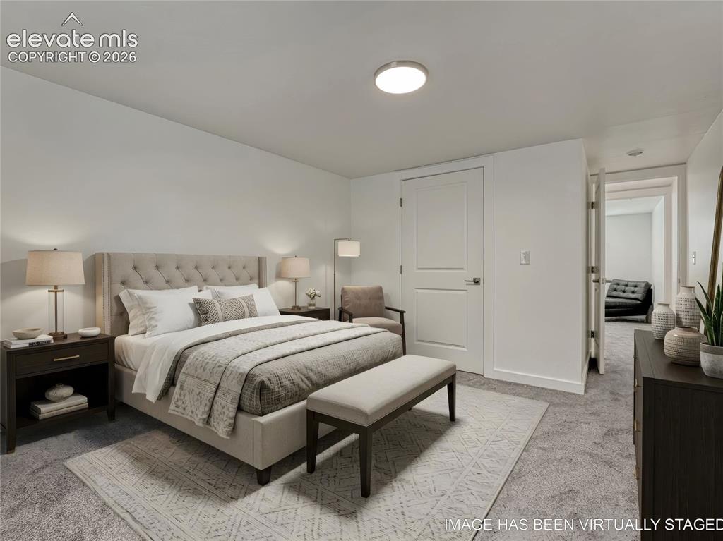 Image 17 of 25: Bedroom