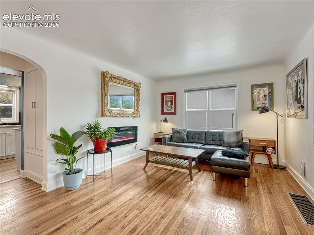 Image 7 of 25: Living Room