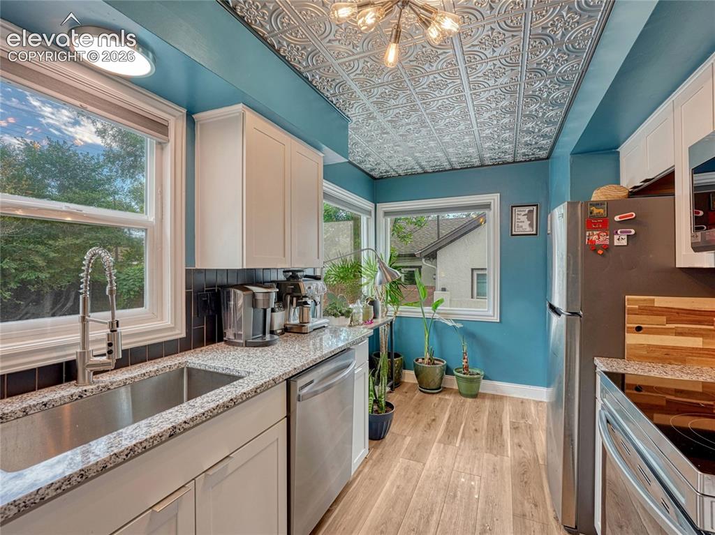 Image 8 of 25: Kitchen