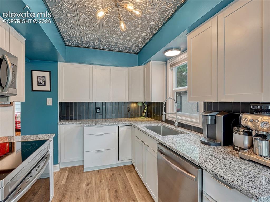 Image 9 of 25: Kitchen