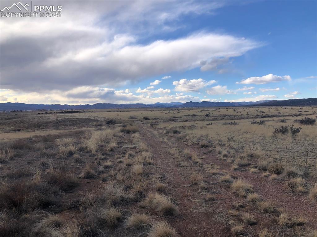 Image 4 of 7: Mountain view