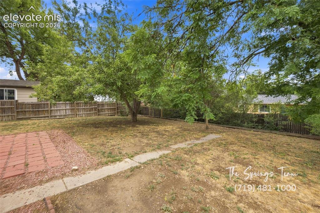 Image 41 of 44: Yard