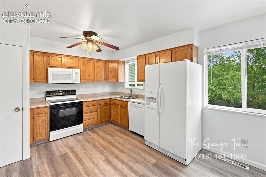 Image 6 of 44: Kitchen