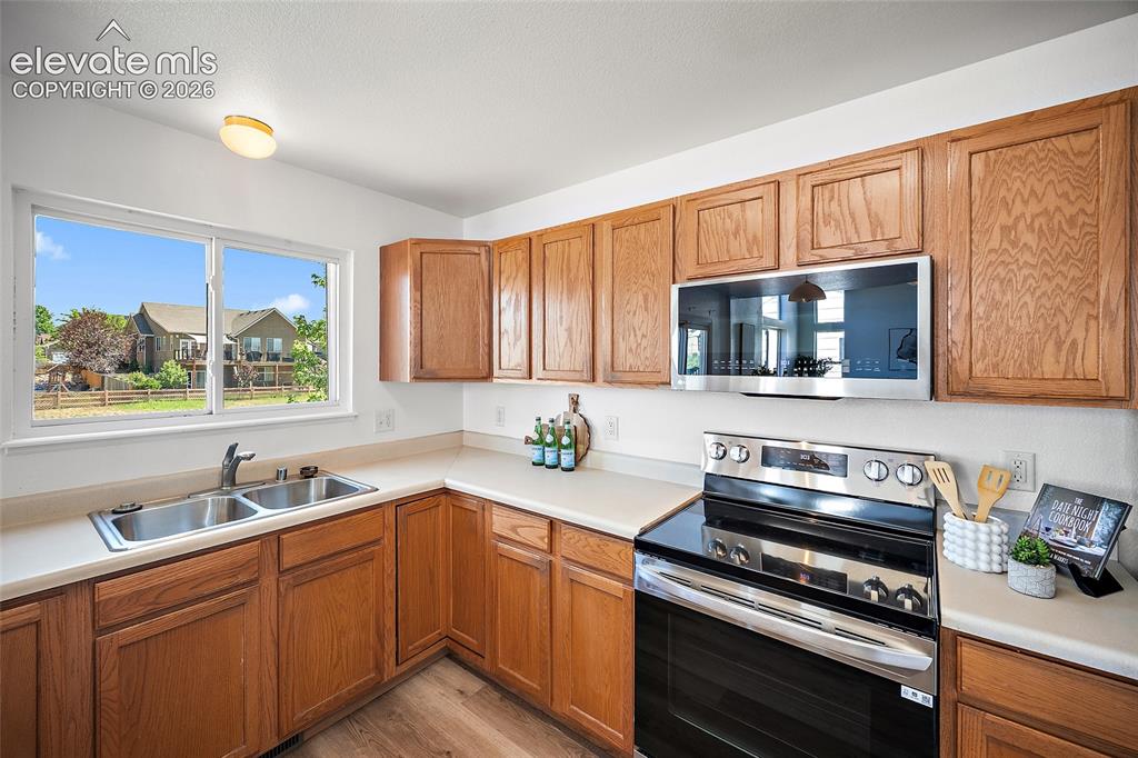 Image 12 of 44: Kitchen