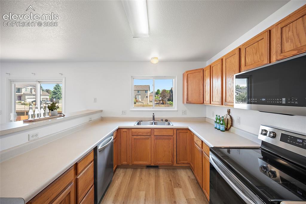 Image 13 of 44: Kitchen