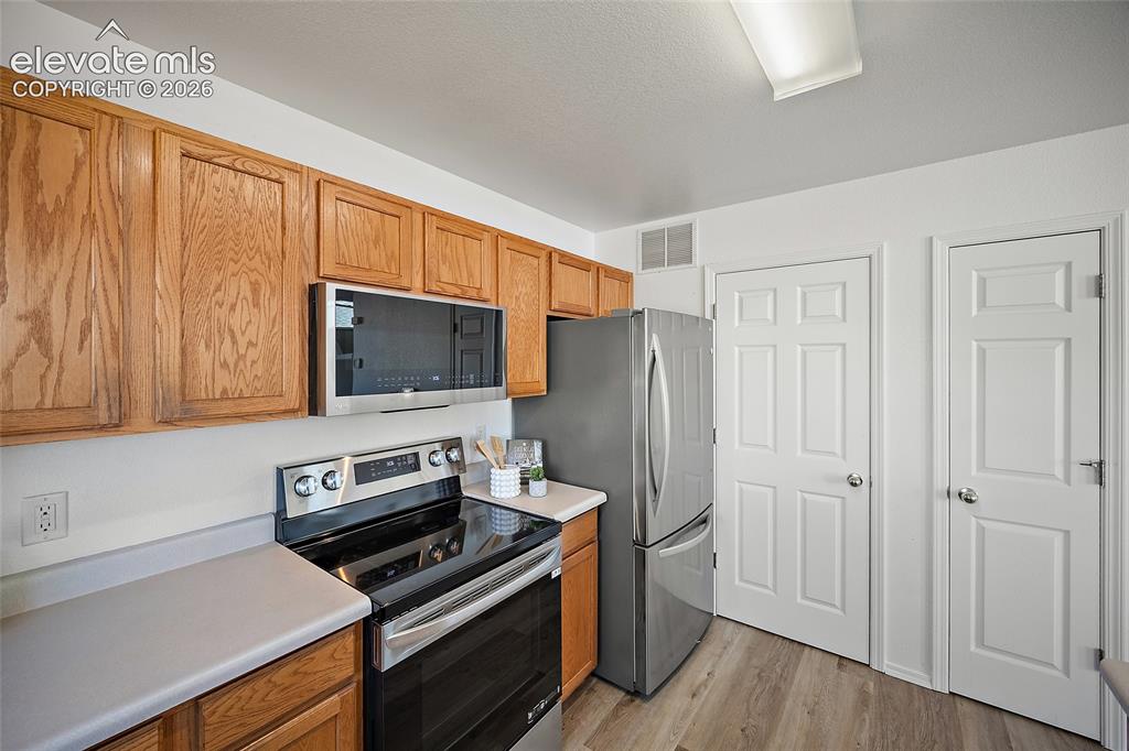 Image 15 of 44: Kitchen