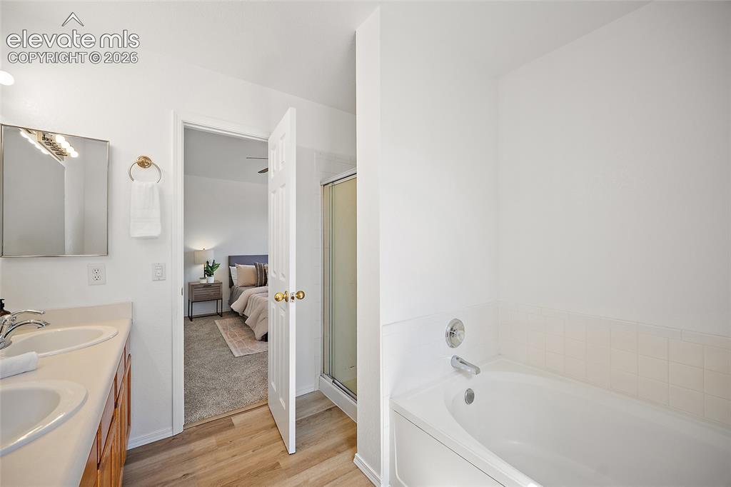 Image 27 of 44: Primary en suite