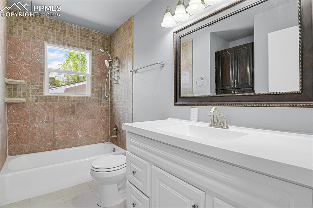 Image 16 of 38: Bathroom