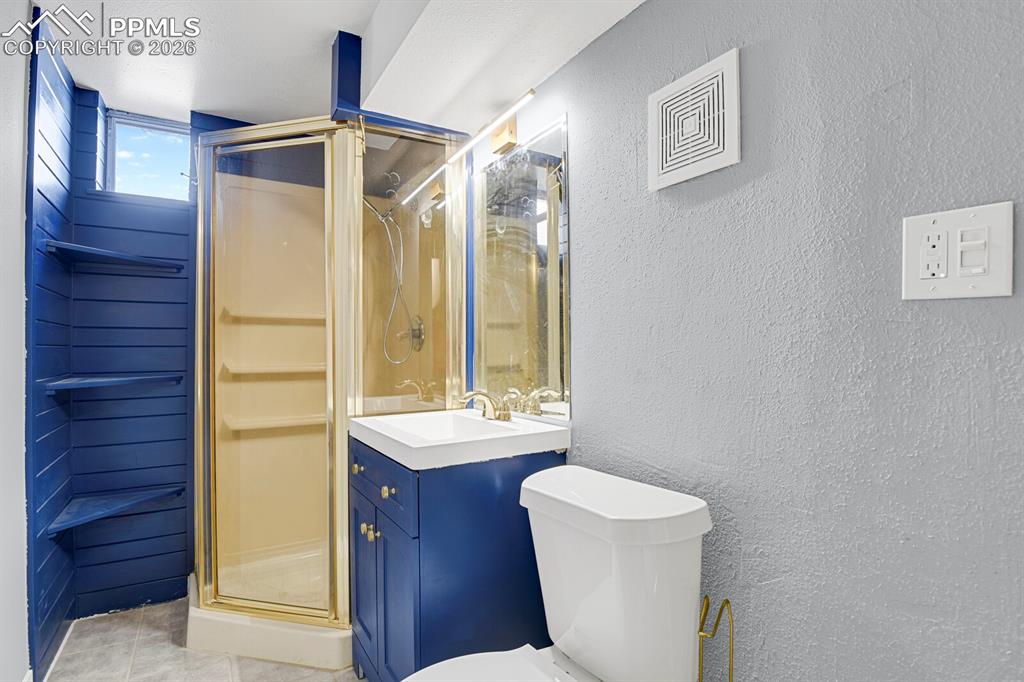 Image 23 of 38: Bathroom