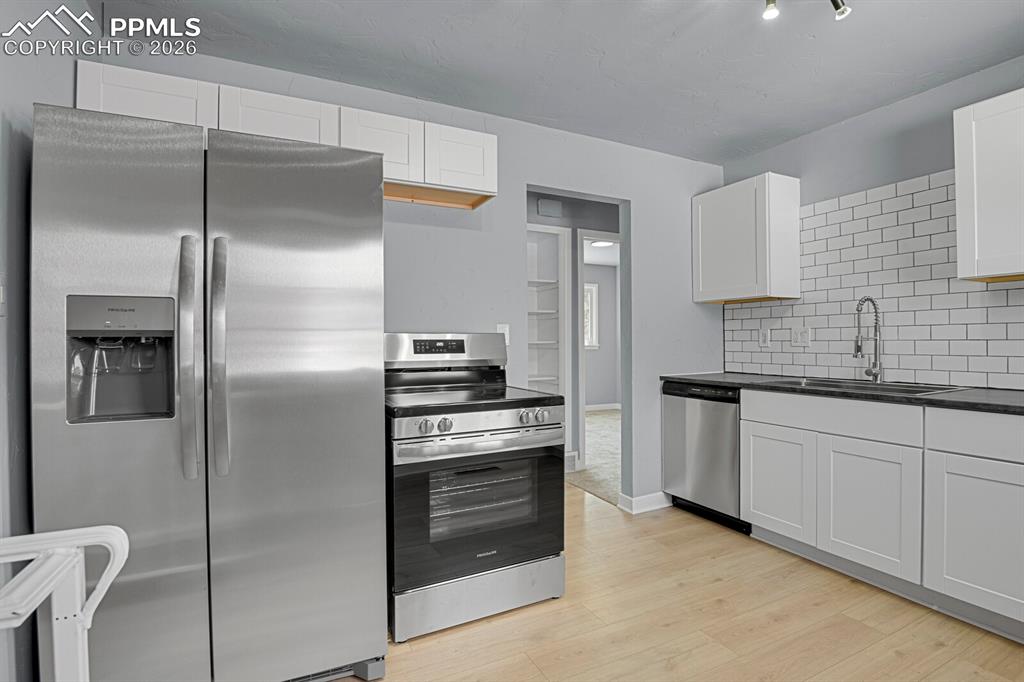 Image 3 of 38: Kitchen