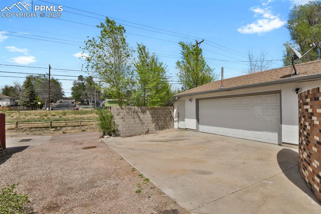 Image 30 of 38: Garage